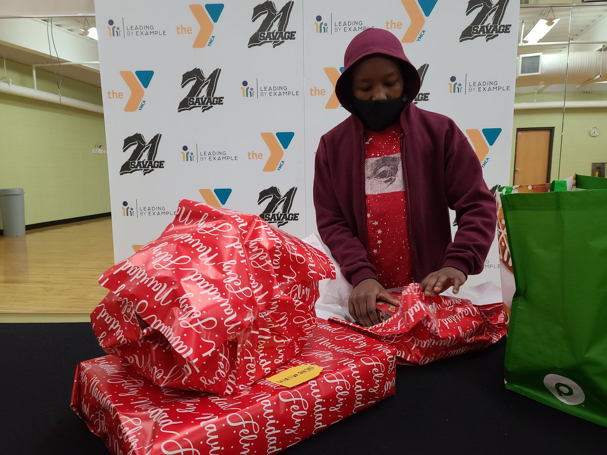 WadeWalkerYMCA's tweet photo. @21savage and his Leading By Example Foundation granted children's holiday wishes last night and provided families with a holiday dinner. Many thanks to volunteers for helping to wrap all the gifts! Thank you for making the holidays brighter! https://t.co/JIp33vL3xB