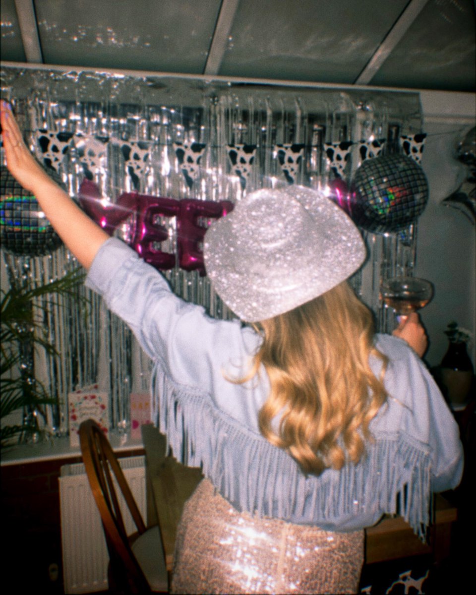 Beckypink87's tweet photo. “ You can have your space,  cowboy” 🦋✨❤️‍🔥 https://t.co/d4SFftLdIA