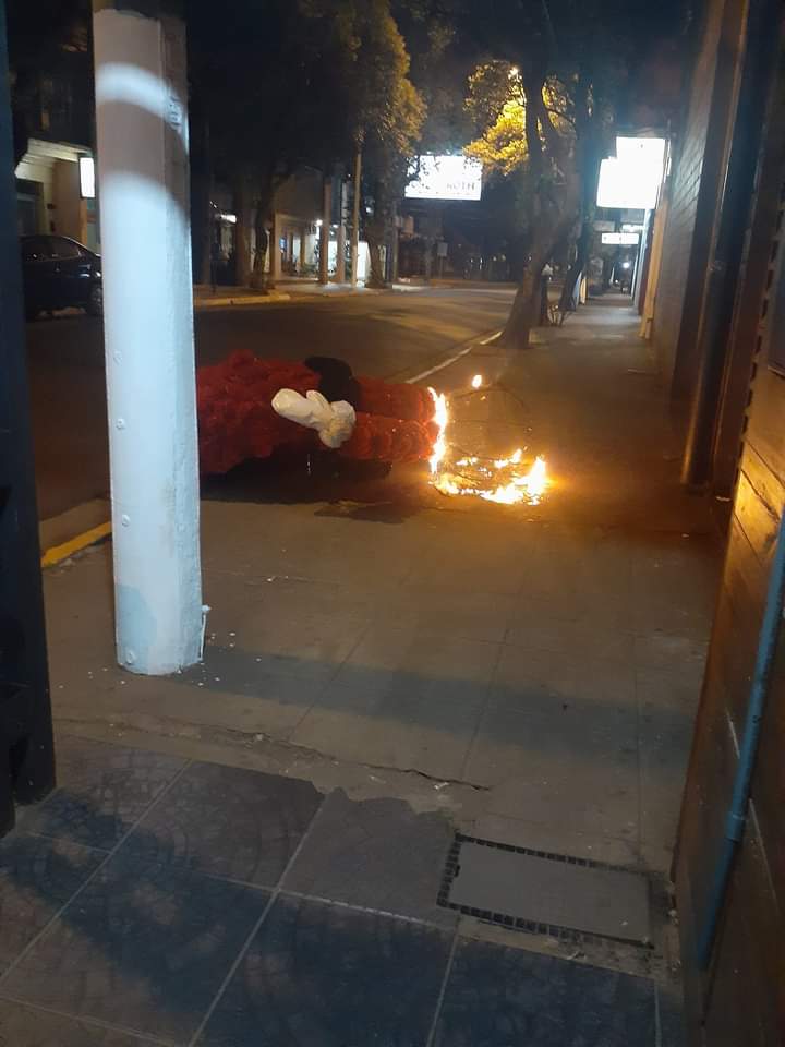 Gonzalohoff's tweet photo. Alguna vez se detuvieron a pensar cuantas horas y sacrificio dedicaron las personas que hicieron estos adornos navideños.

Este es el reconocimiento que les dan unos pocos inadaptados e ignorantes en Eldorado. https://t.co/4lo4PsYGI0
