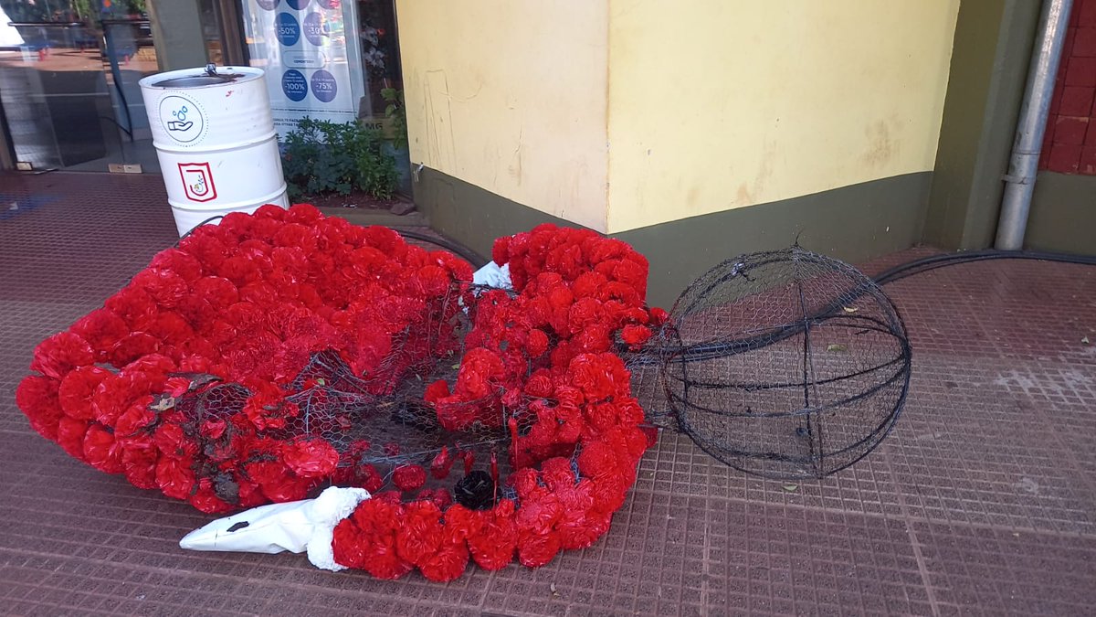 Gonzalohoff's tweet photo. Alguna vez se detuvieron a pensar cuantas horas y sacrificio dedicaron las personas que hicieron estos adornos navideños.

Este es el reconocimiento que les dan unos pocos inadaptados e ignorantes en Eldorado. https://t.co/4lo4PsYGI0