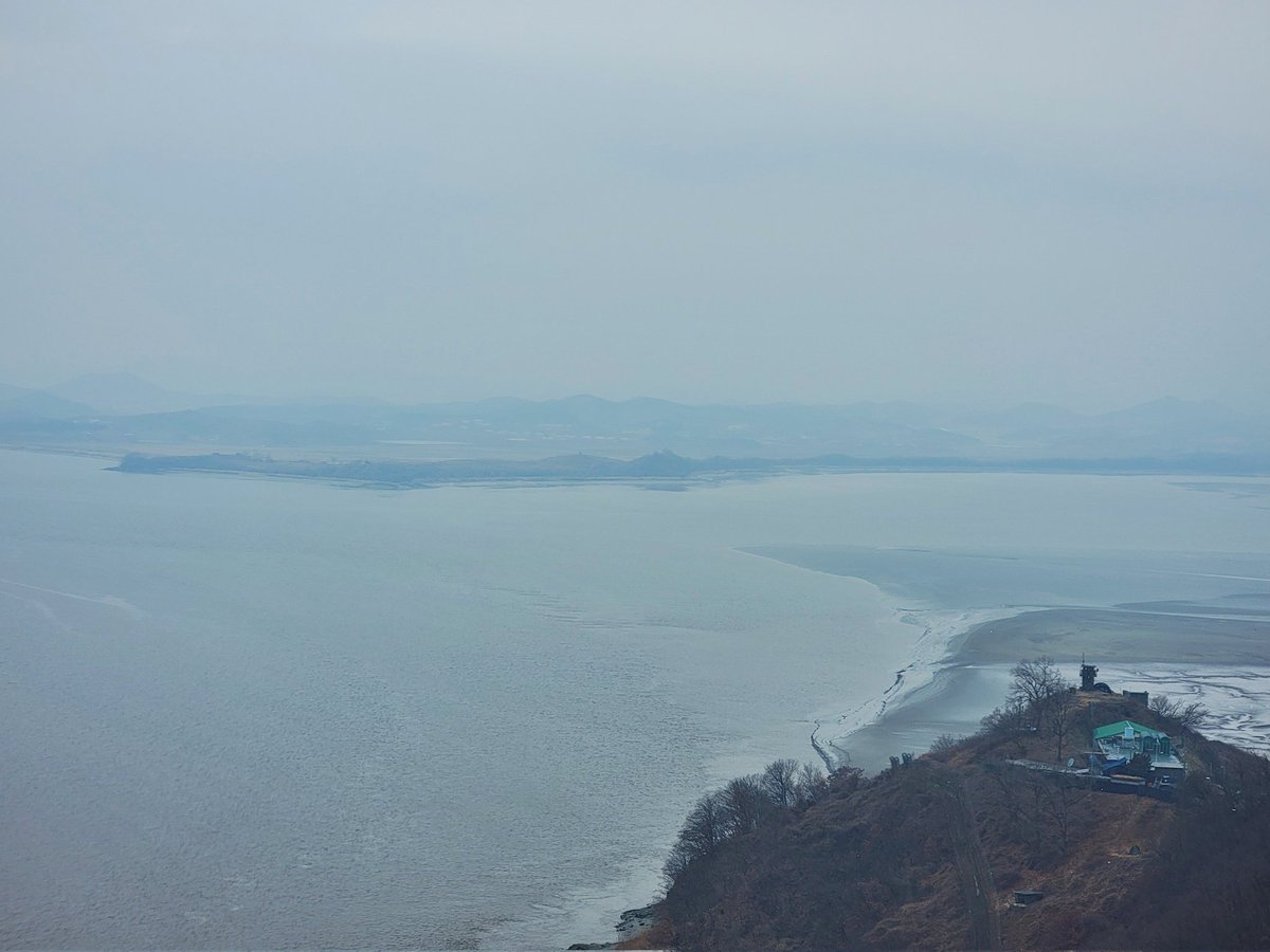 ChrisAstro's tweet photo. Got to see a tiny glimpse of what life looks like in North Korea from just 1.3 miles (2.1 km/2100 meters) away! πποΈπ¨οΈπ°π·π§π°π΅
https://t.co/0hD4YIWiSX
#SouthKorea #NorthKorea #exploreROK #Korea #exploreKorea #travel #DMZ #DemilitarizeZone #38thParallel #OdusanUnificationTower https://t.co/BWNUPBSgOq