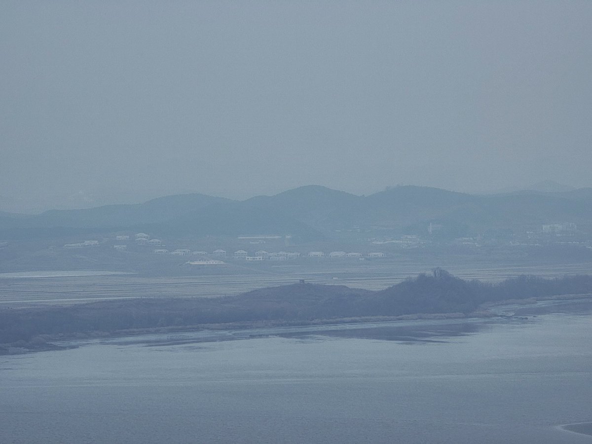 ChrisAstro's tweet photo. Got to see a tiny glimpse of what life looks like in North Korea from just 1.3 miles (2.1 km/2100 meters) away! πποΈπ¨οΈπ°π·π§π°π΅
https://t.co/0hD4YIWiSX
#SouthKorea #NorthKorea #exploreROK #Korea #exploreKorea #travel #DMZ #DemilitarizeZone #38thParallel #OdusanUnificationTower https://t.co/BWNUPBSgOq