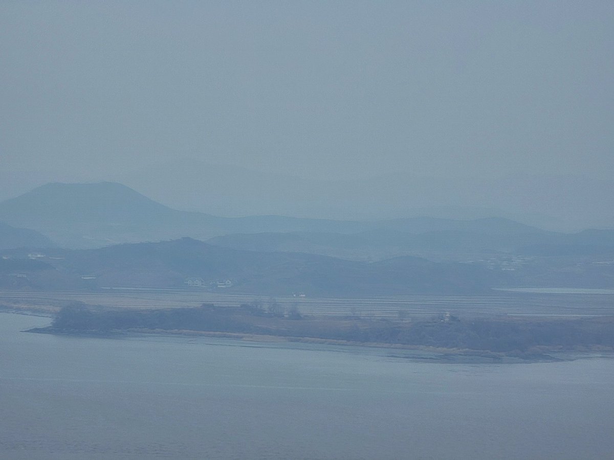 ChrisAstro's tweet photo. Got to see a tiny glimpse of what life looks like in North Korea from just 1.3 miles (2.1 km/2100 meters) away! πποΈπ¨οΈπ°π·π§π°π΅
https://t.co/0hD4YIWiSX
#SouthKorea #NorthKorea #exploreROK #Korea #exploreKorea #travel #DMZ #DemilitarizeZone #38thParallel #OdusanUnificationTower https://t.co/BWNUPBSgOq