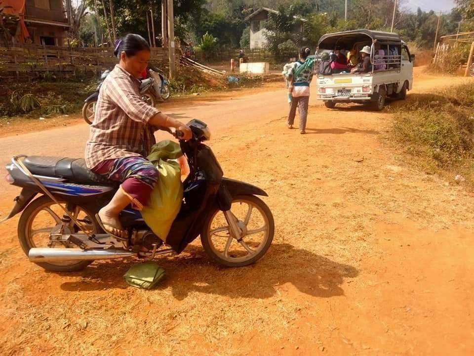Scenes of villagers &amp; some refugees from nearby villages in Hpruso Tsp fleeing in Panic after gunshots were started at 11:30 am on Dec 24 while SAC terrorists invaded the villages. #Australia_StopEngagingWithTerrorists #Dec24Coup   #WhatsHappeningInMyanmar