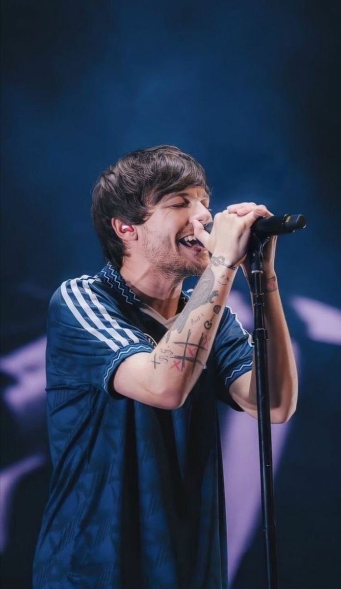 NotHadidButGigi's tweet photo. Happy 30th birthday to this precious human being💜
Keep shining bright like the star you are! I love you so much! #HappyBirthdayLouis #LouisStar https://t.co/wasp1XXWmt