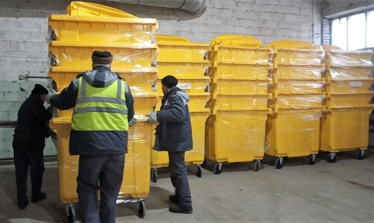 Еще одна партия контейнеров для раздельного сбора мусора, которая закуплена на средства, выделенные федеральным центром, прибыла в регион. Новая партия предназначена для Ульяновска. Желтые контейнеры будут использоваться для накопления бумаги, пластика, стекла и металла