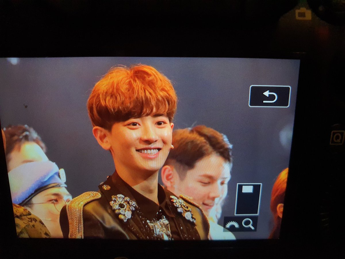 no_loey_no_life's tweet photo. Chanyeol smiling at his mom 🥺❤

cr: @/jbcoo2014 https://t.co/q7iQa1Tcdt