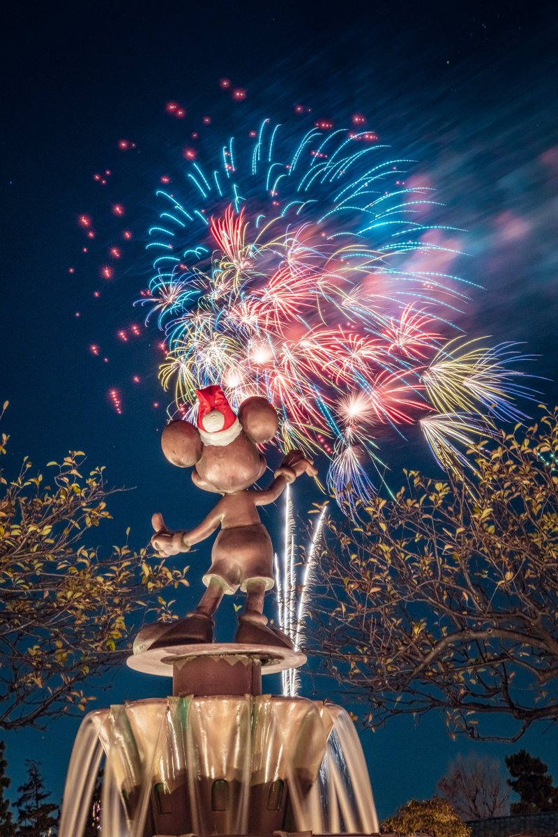 kimi_ckey0521's tweet photo. クリスマスイブに見てほしい
ディズニーの煌びやかな夜の景色🎄 https://t.co/d9zxwA0fWZ