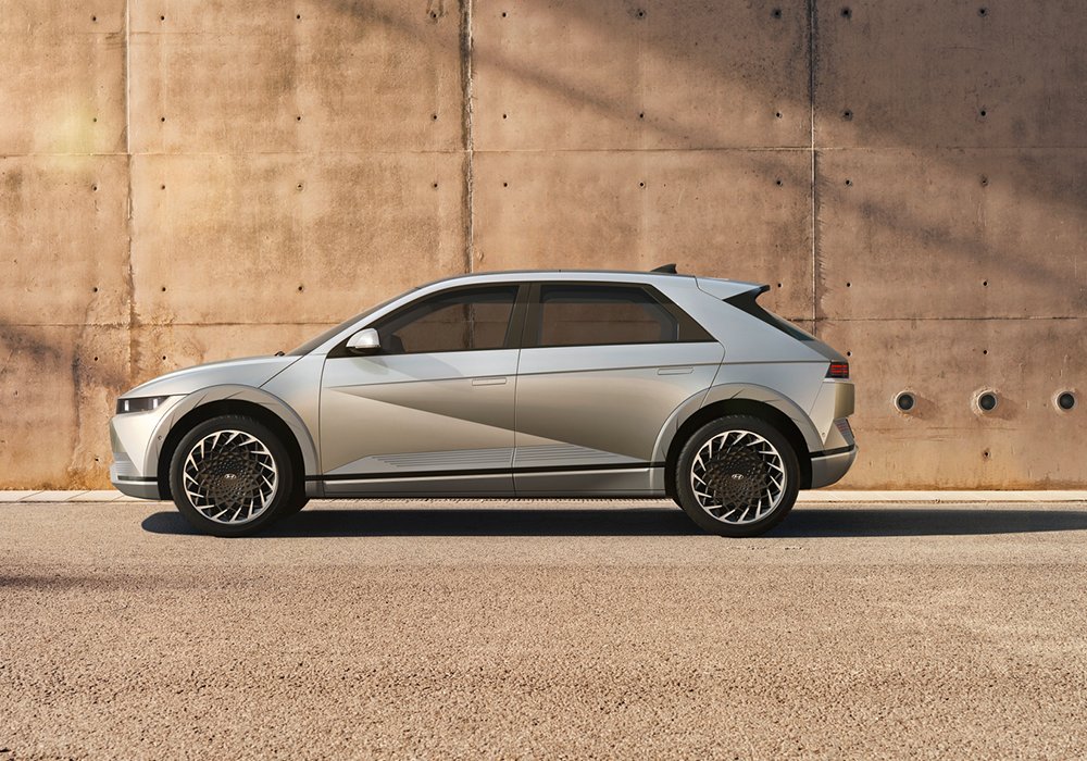 Электромобили #HyundaiMotor успешно дебютировали в 2021 году. #IONIQ5 завоевал ряд наград «Автомобиль года» и включен в шорт-листы конкурсов 2022 года. Также отличился #i20N: он удостоился высшей награды от BBC Top Gear.