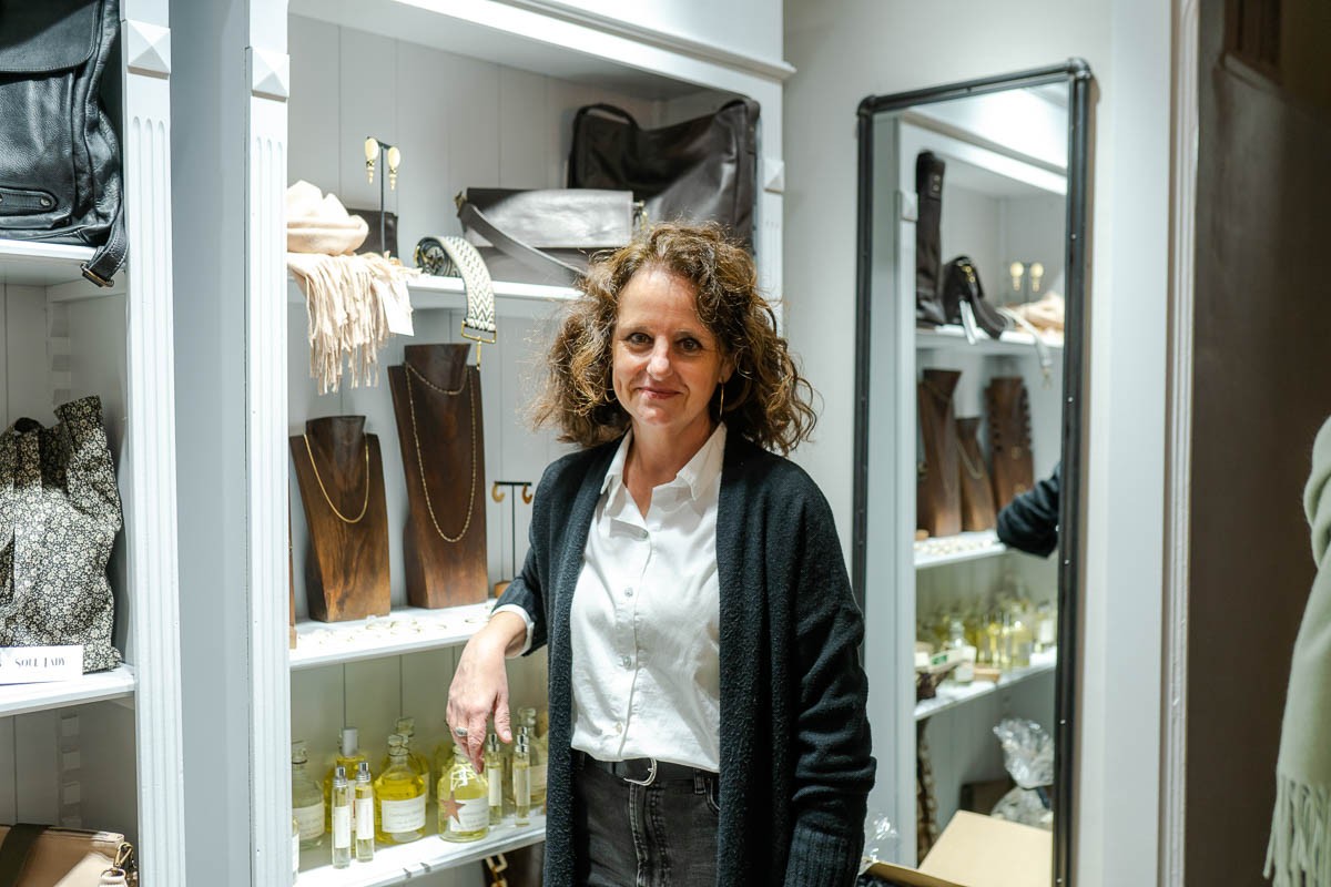 naciodigital's tweet photo. «La fórmula d'èxit del comerç passa per l'especialització» (@ccamcat)

➡️ La història de quatre comerços del centre de Barcelona gràcies a l'aposta per un producte singular i un tracte molt personalitzat

✍️ @arnauurgell | 📸 @fredericesteve3 https://t.co/MdTbkUzCia https://t.co/J4cTxRsz6Z