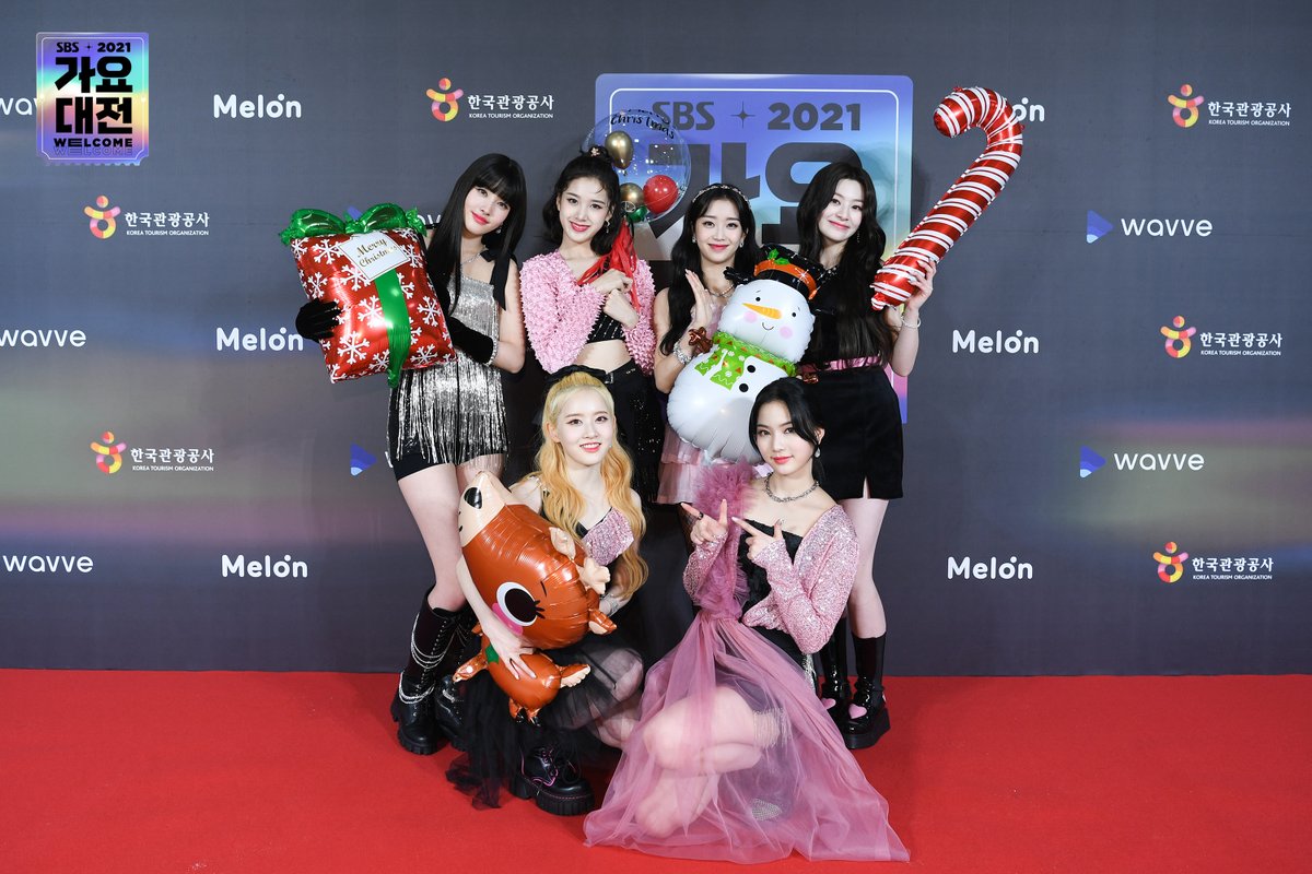 <2021 SBS 가요대전> 크리스마스 포토월🎄
#스테이씨 #STAYC

2021 SBS <가요대전>
☞ 12월 25일 [토] 저녁 6시 방송

#SBS가요대전 #2021가요대전 #가요대전