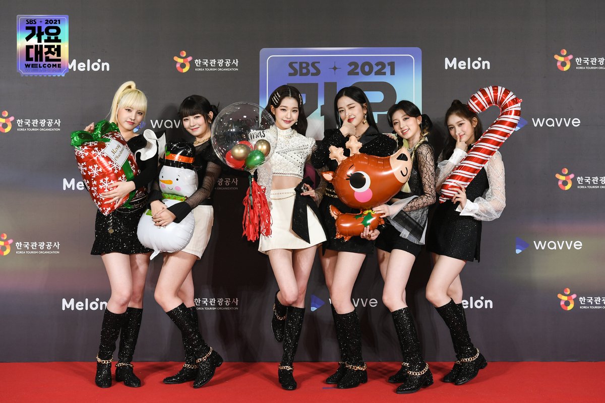 SBSNOW's tweet photo. <2021 SBS 가요대전> 크리스마스 포토월🎄
#아이브 #IVE

2021 SBS <가요대전>
☞ 12월 25일 [토] 저녁 6시 방송

#SBS가요대전 #2021가요대전 #가요대전 https://t.co/Tl0qQUbOfO