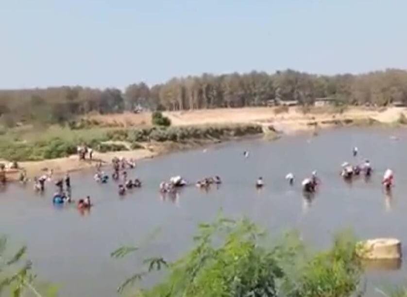 TTFR__Myanmar's tweet photo. The oppression of Myanmar military on innocent civilians are continuing in LayKayKaw,Myawaddy Today with 7 artillery shells fired by and forcing thousands of locals to flee again.
#WhatsHappeningInMyanmar
#Dec24Coup https://t.co/lvhAQUtx6g