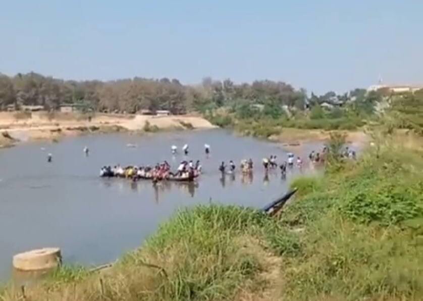 TTFR__Myanmar's tweet photo. The oppression of Myanmar military on innocent civilians are continuing in LayKayKaw,Myawaddy Today with 7 artillery shells fired by and forcing thousands of locals to flee again.
#WhatsHappeningInMyanmar
#Dec24Coup https://t.co/lvhAQUtx6g