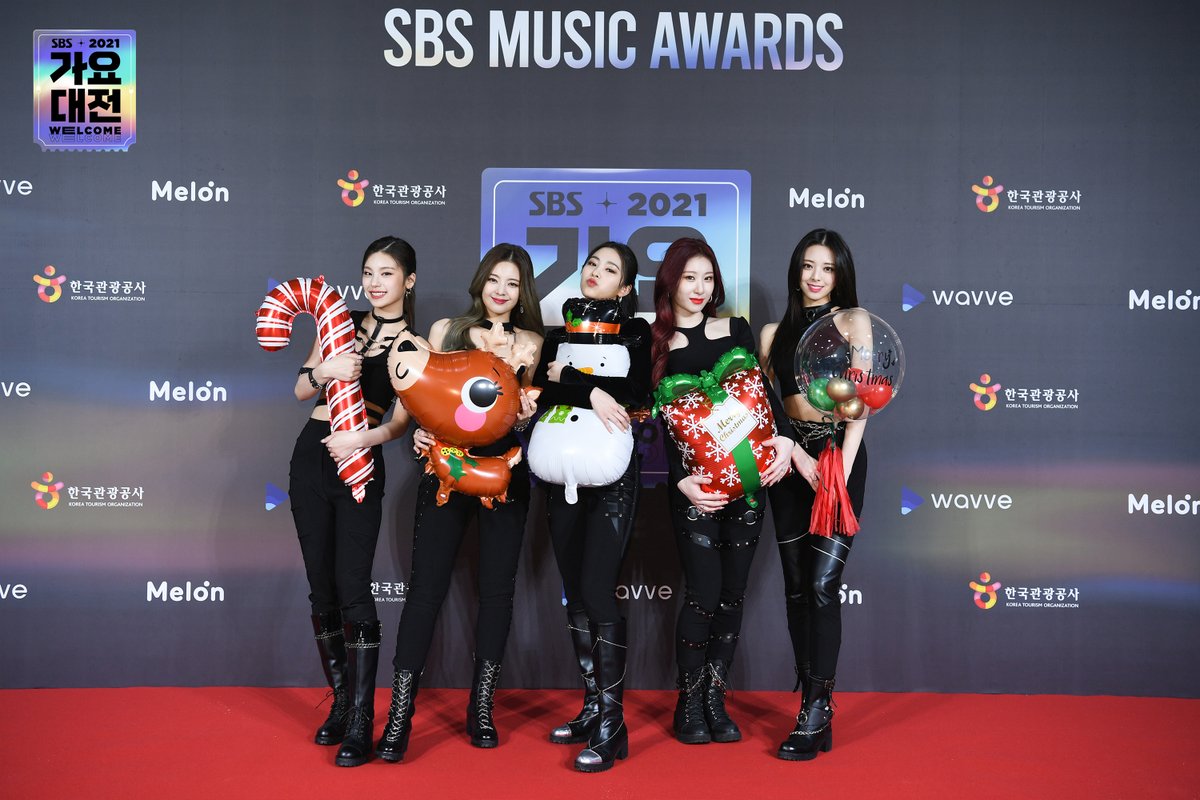 SBSNOW's tweet photo. <2021 SBS 가요대전> 크리스마스 포토월🎄
#있지 #ITZY

2021 SBS <가요대전>
☞ 12월 25일 [토] 저녁 6시 방송

#SBS가요대전 #2021가요대전 #가요대전 https://t.co/qeRkMTdOyi