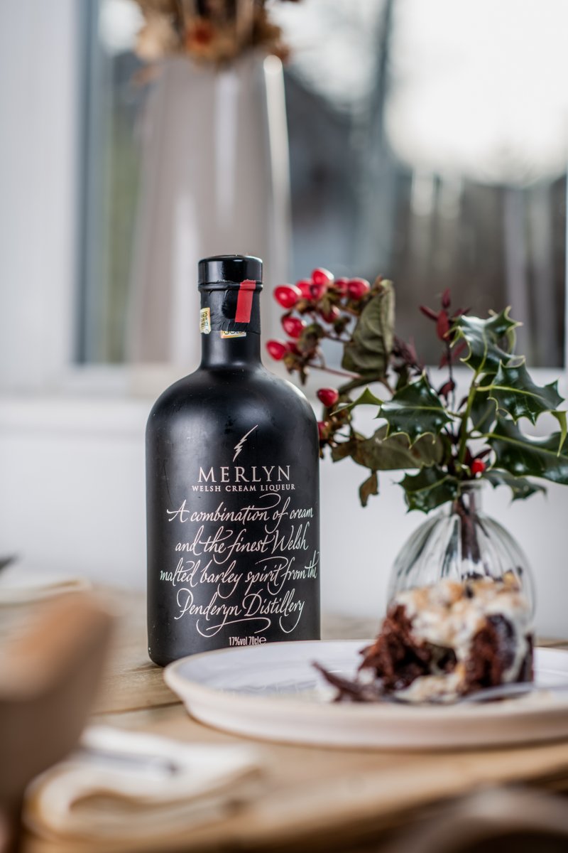 Hare__Hounds's tweet photo. It’s Christmas Eve, and we can’t wait to celebrate with you all… @PenderynWhisky’s Merlyn Welsh Cream Liqueur is one of our festive favourites: A wonderfully smooth blend of the best Welsh malted barley spirit and pure, fresh dairy cream…
#welshliqueur #creamliqueur #aberthin https://t.co/9IFs16RlJY