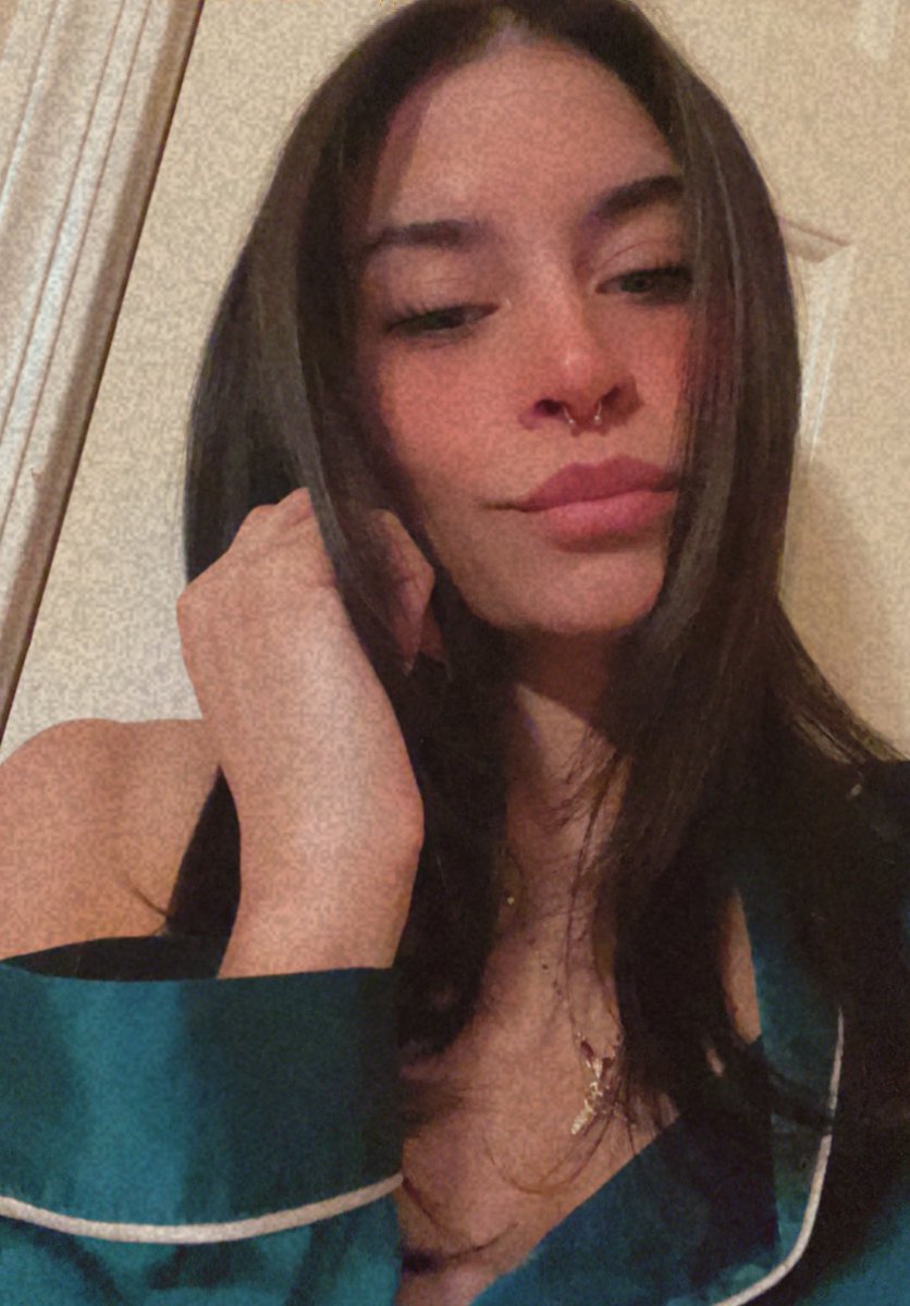 JewelsEliza's tweet image. Just finished drying my hair 💜 #foxybae