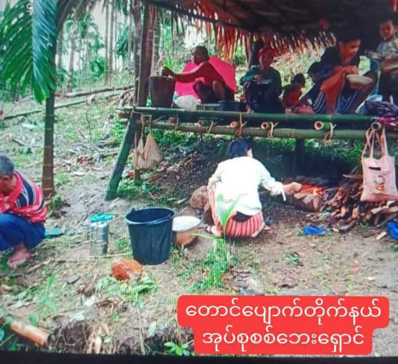 pann_hmue's tweet photo. It is reported that about 2000 refugees have displaced due to the clashes in 4 towns of Tanintharyi division, and now they're facing with shortages of foods, shelters and medicines. #Australia_StopEngagingWithTerrorists #Dec24Coup #WhatsHappeningInMyanmar https://t.co/SJUP7qKqcw