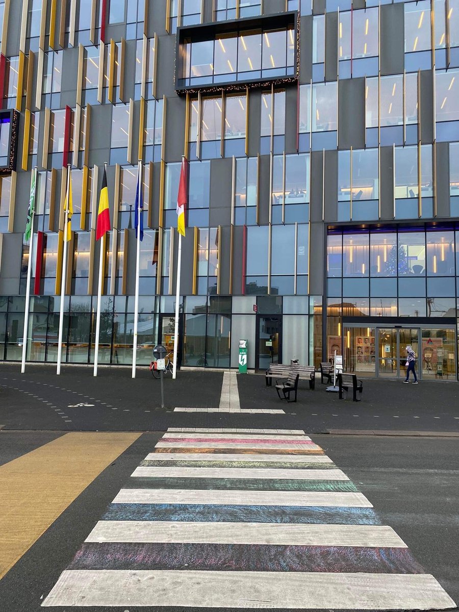 wantenslander's tweet photo. Het stadsbestuur wil geen regenboogzebrapad 🌈. Dan doen we het maar zelf denkt de Aalstenaar. Blij te zien dat er van onderuit zo veel sterkte signalen komen .
#regenboog #kunnenzijnwiejebent #aalst #warmsteweek #burgelijkeongehoorzaamheid https://t.co/T0Y9tTgxMG