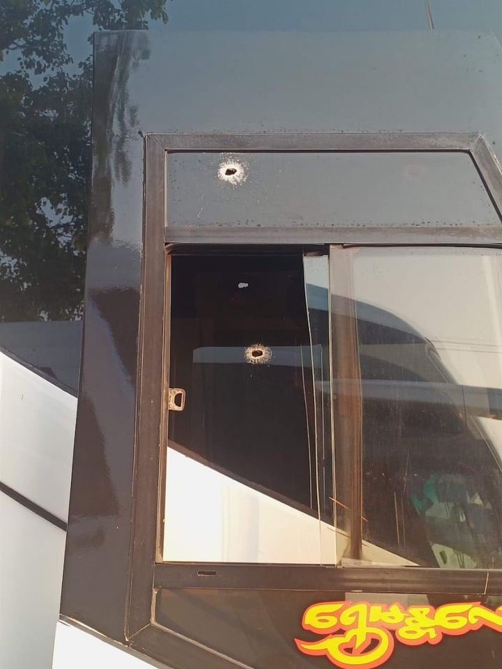 pann_hmue's tweet photo. Junta soldiers shot at the queue of highway buses in Myeik-Dawei road, near Pitine village, Thayetchaung tsp, Daein district this morning so that a driver died and 3 passengers got injured, reportedly.  #Dec24Coup #WhatsHappeningInMyanmar https://t.co/yOXmmzHlEf