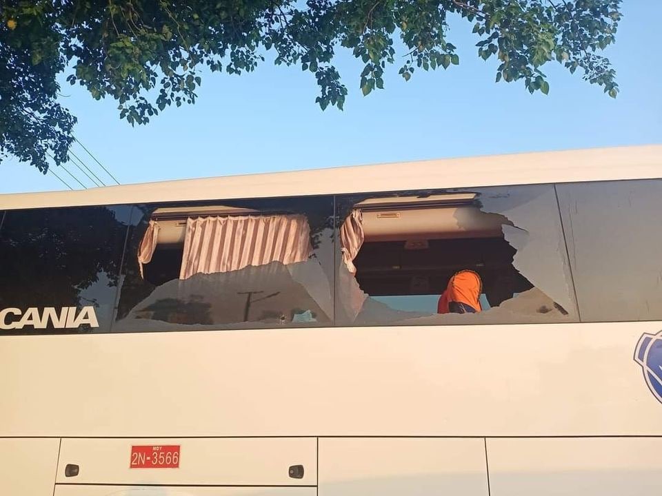 pann_hmue's tweet photo. Junta soldiers shot at the queue of highway buses in Myeik-Dawei road, near Pitine village, Thayetchaung tsp, Daein district this morning so that a driver died and 3 passengers got injured, reportedly.  #Dec24Coup #WhatsHappeningInMyanmar https://t.co/yOXmmzHlEf