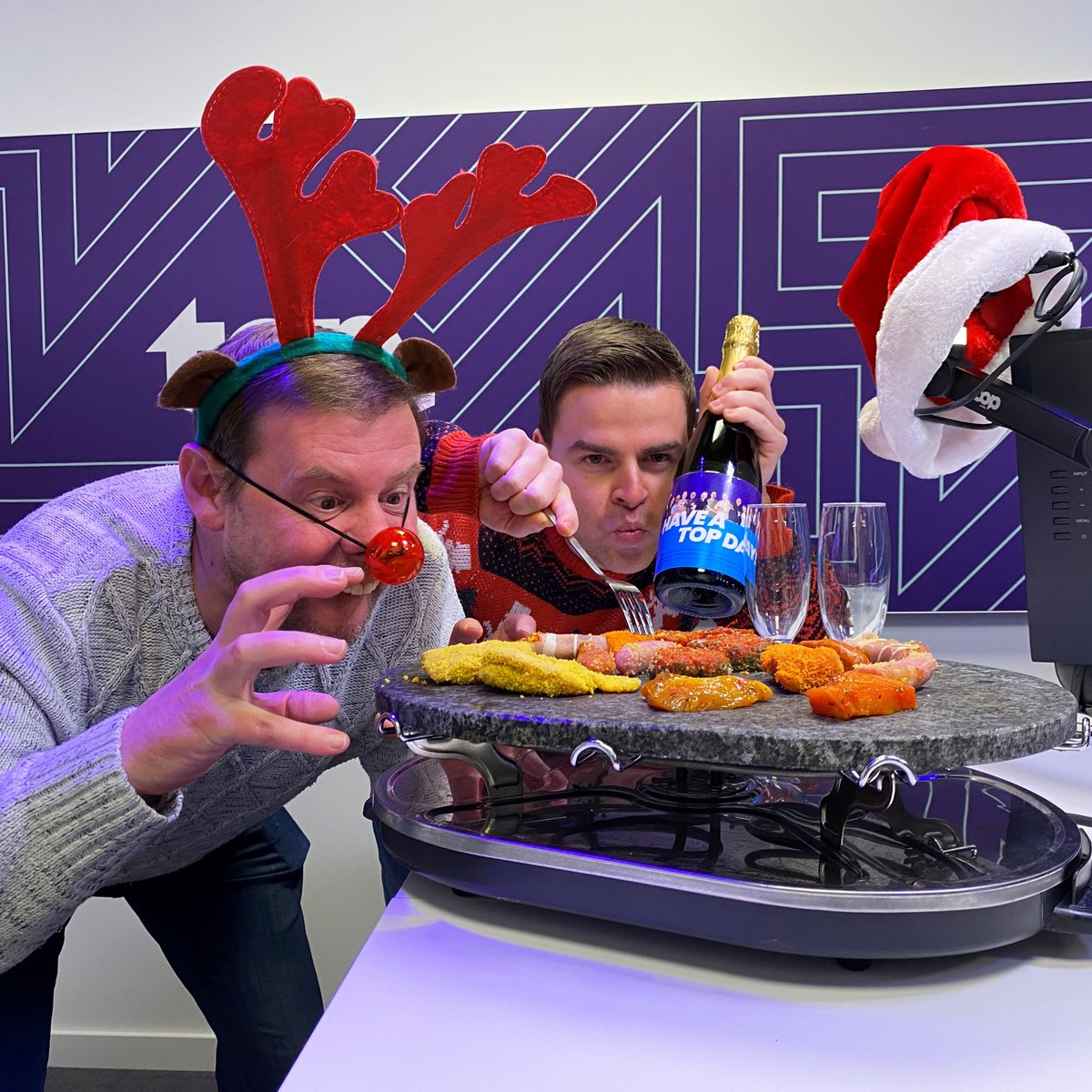 Welkom bij het vroegste kerstfeestje van 't land! 🥳 Bakken maar! 😂 #merryxmas #xmas #topradio