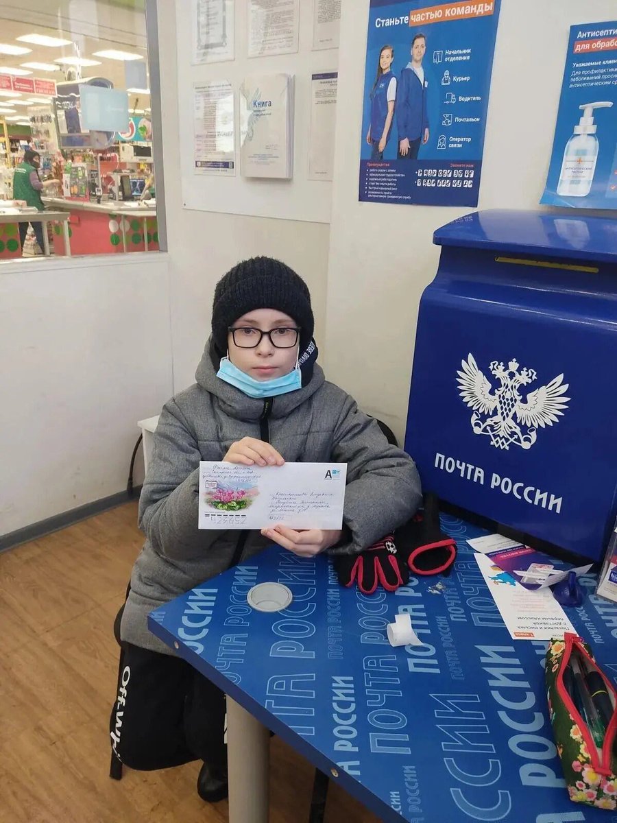 OSIPOVALEXSEI's tweet photo. В рамках акции XXФорума добровольцев Самарской области "ДоброПочта", ученики 5а изготовили открытки с поздравлениями и отправили ребятам,поздравив их с наступающим Новым годом.
#ДниДобра63 #Волонтер63 #Добро63 #РесурсныйЦентр63 #МСО63 #МолодежьСамарскойобласти  #РегионДобрыхДел https://t.co/NLKq3o6sVU