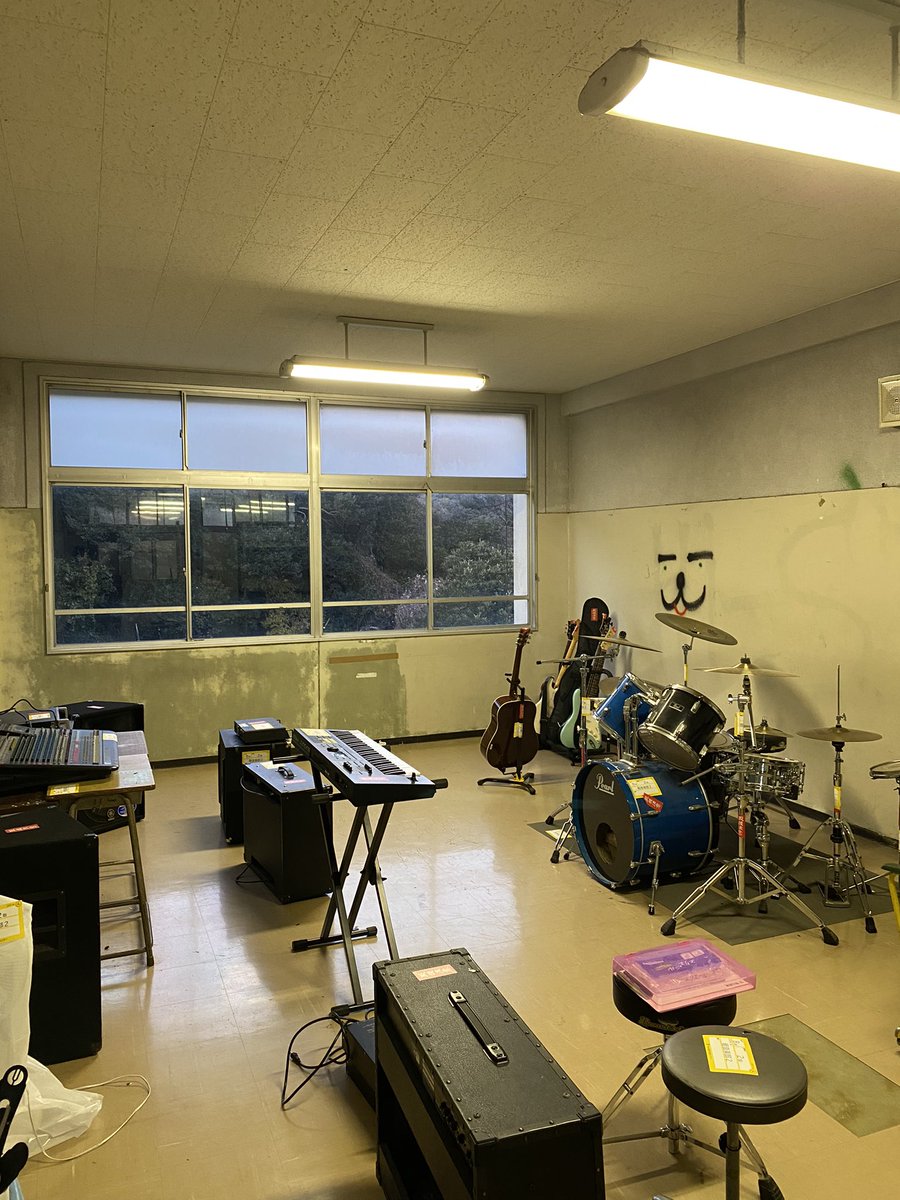 nikka_2011's tweet photo. 今日で一旦E棟の日歌室とお別れです！来年からE棟の工事が始まるそうで日歌室は仮校舎に移動します！でも工事が終わったらまた戻ってこれるかもらしいです！！もしかしたら内装とか変わってるかも、、、！ https://t.co/ukgflf9NEX