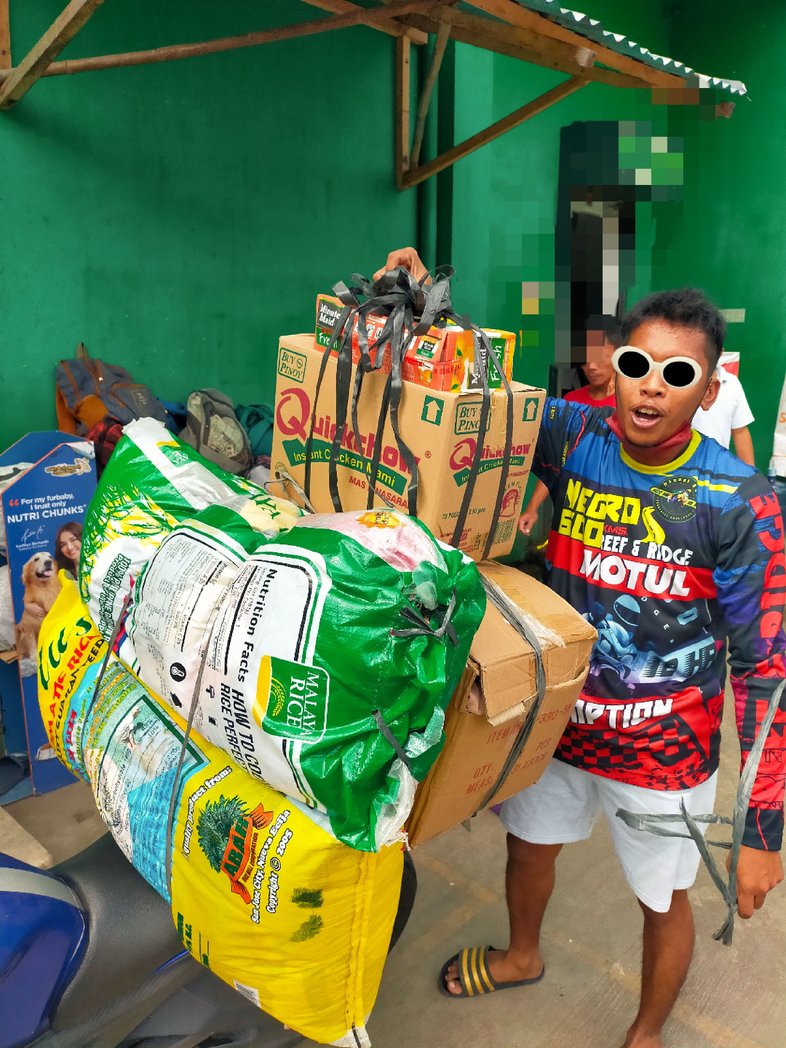 ruxelogist's tweet photo. clothes and groceries off to sipalay for their year end ride. thank you for gathering them du. ride safe! 💪 https://t.co/c208LFQJM7