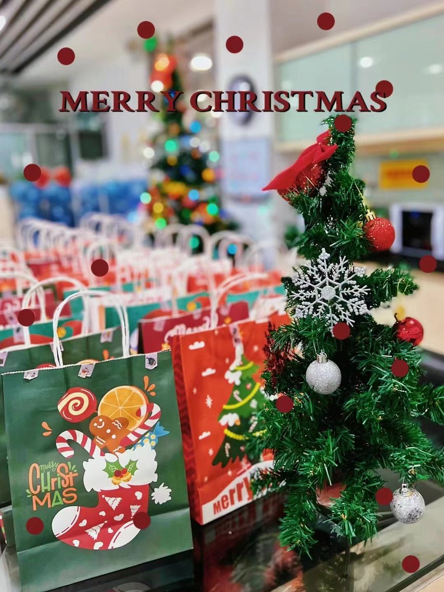 62com1's tweet image. All with great Christmas gifts prepared by company. Feeling so sweet and surprised.Happy office hours at this afternoon with a strong Christmas atmosphere，cheers and laughter. 🥰🎁✌️ #62com