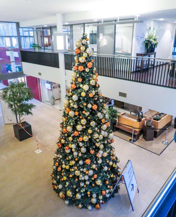 🎄 Het kerstweekend is begonnen! Wij wensen jou en je dierbaren hele fijne en liefdevolle kerstdagen. 
➡️ Rond kerst en oud en nieuwjaar gelden er aangepaste openingstijden voor verschillende afdelingen in ons ziekenhuis? Bekijk ze hier: bit.ly/3ySkIYJ #zorgvoorelkaar