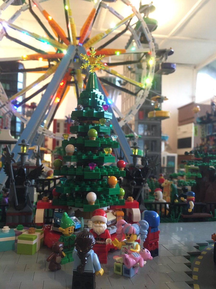 BricksMaximus's tweet photo. La mairie woke de Legoville a là aussi installée un faux sapin en plastique pour Noël : honteux ! https://t.co/rBHwh3pEz5