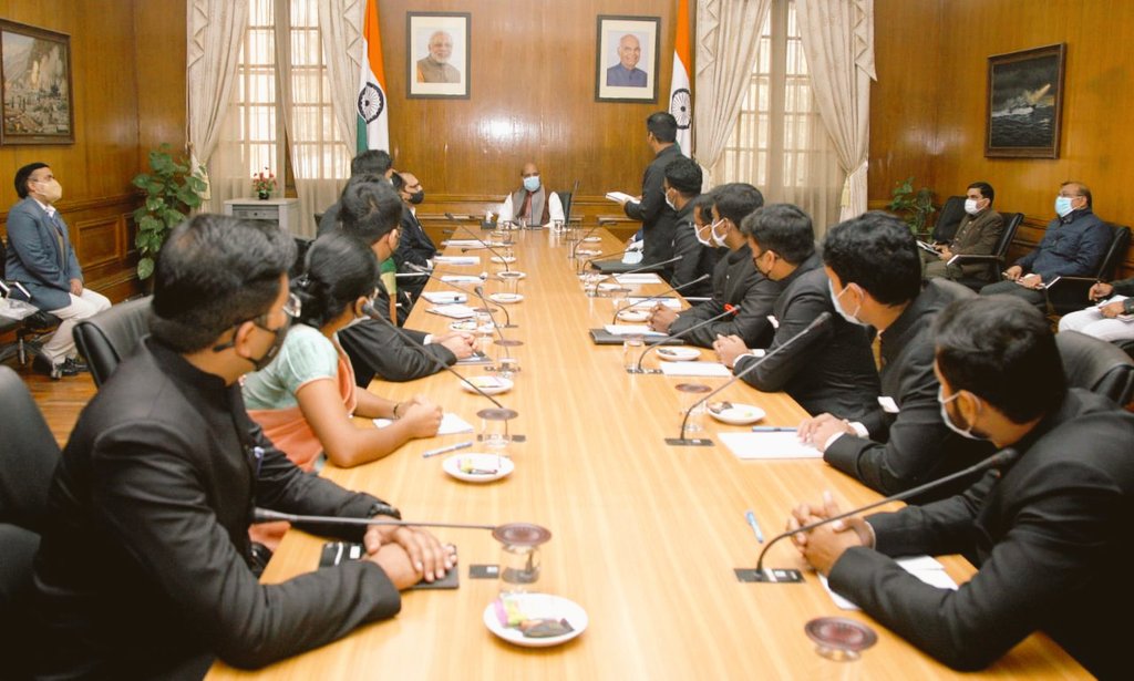 DefenceAccounts's tweet photo. IDAS (P) of 2019/20 batches called on Hon'ble Raksha Mantri Shri @rajnathsingh @DefenceMinIndia, as part of ongoing field attachments in #NewDelhi. 

The RM outlined the critical role played by Defence Accounts Dept in #Defence &amp; shared his vision for an #AtmanirbharBharat. (1/2) https://t.co/i4W2BG0ksz