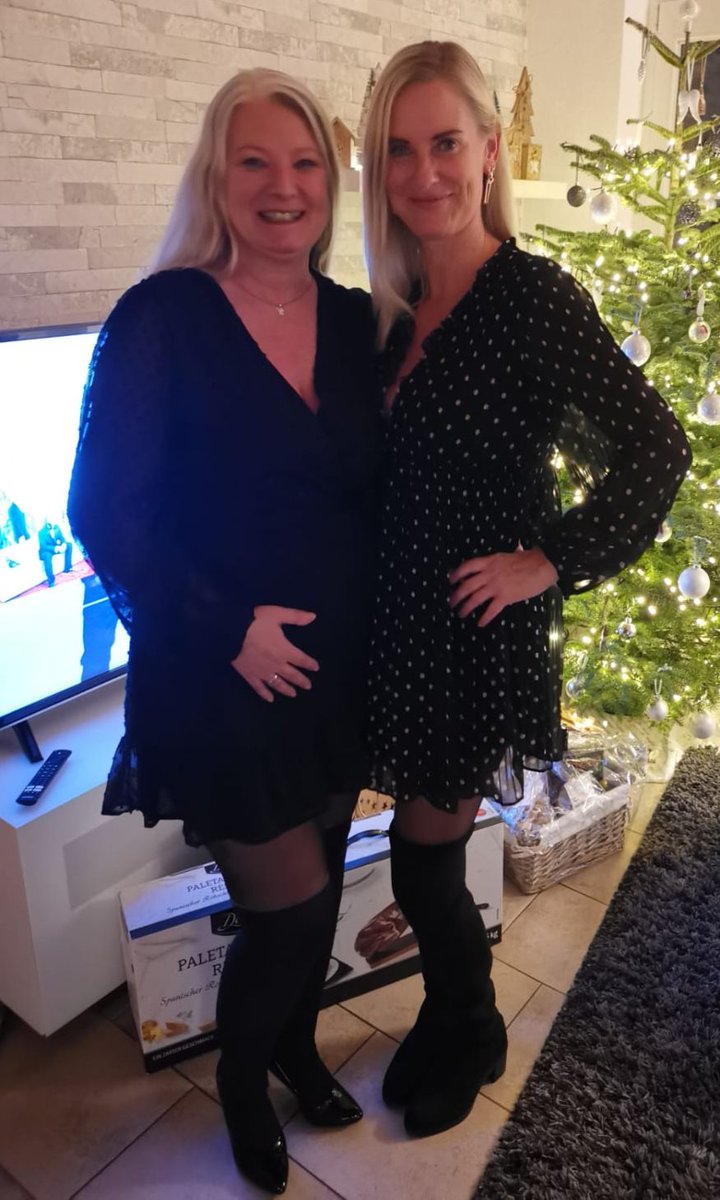 RosellaextremO's tweet photo. Ich wünsche Euch allen Frohe Weihnachten🧑🎄🎄💋Lasst Euch reich beschenken! Ich feier heute zusammen mit meiner besten und liebsten Freundin Dirty-Tina zusammen!😍@Dirty_Tina @BestFansReal
#HotMilfs #Actress #RosellaExtrem #DirtyTina #BestFriends #Milf #FroheWeihnachten https://t.co/BJutjzJth3