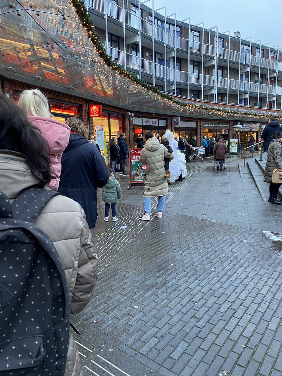 Merry christmas… lijkt wel een rij voor het toilet op een festival #zondermondkapjes #Christmas #lockdown #Omikron #1,5meter #slager #iedereenthuis #😅