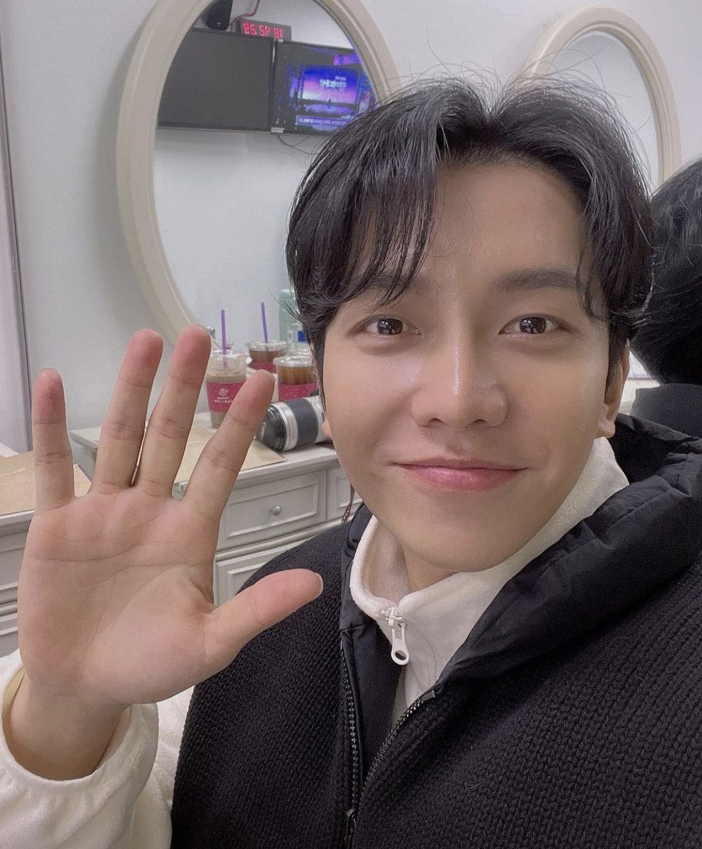 DionaAiren's tweet photo. Merry Christmas everyone. ♥️

#이승기
#LeeSeungGi https://t.co/ijfrbHvPXw