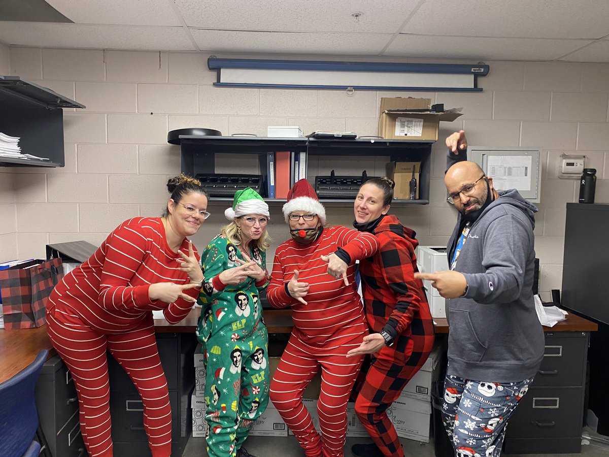 melinda030's tweet photo. Ups Christmas pajamas https://t.co/iNOXCBnzhH