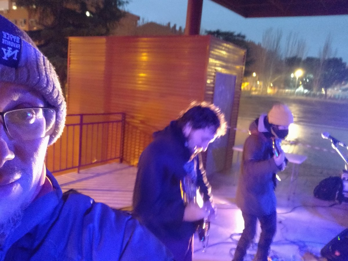 pablohramos13's tweet photo. Anoche capeando el temporal en Villa de Vallecas con mis queridos @guiyerbass &amp; @carloslealguitarra #streetfunkmandanga #pinypon #Madriddistritos https://t.co/Ti7yNqpBDK