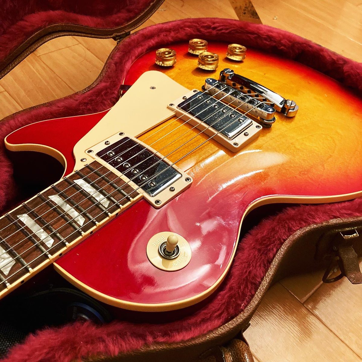 komune_'s tweet photo. my new gear...
Gibson lespaul standard '98 heritage cherry sunburst

今までepiphoneのギター使ってたけどノリで試奏したらもう戻れない

自分より年上な、大卒の初任給くらいしたこのギターに見合うように練習しよう！！サイコー！ https://t.co/EVvtZi8f7P