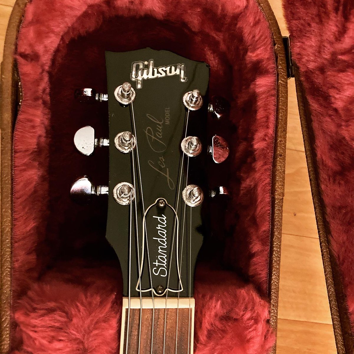 komune_'s tweet photo. my new gear...
Gibson lespaul standard '98 heritage cherry sunburst

今までepiphoneのギター使ってたけどノリで試奏したらもう戻れない

自分より年上な、大卒の初任給くらいしたこのギターに見合うように練習しよう！！サイコー！ https://t.co/EVvtZi8f7P