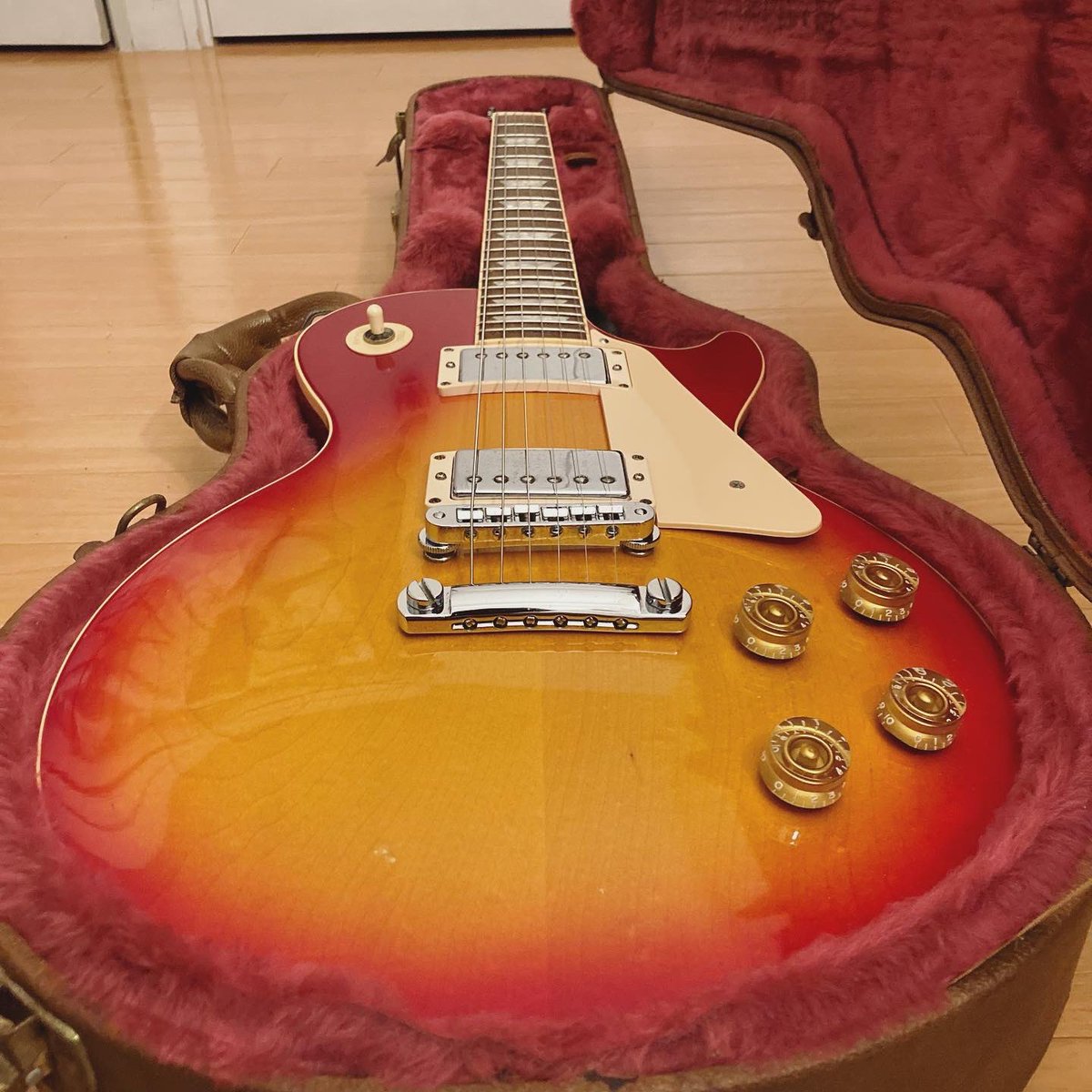 komune_'s tweet photo. my new gear...
Gibson lespaul standard '98 heritage cherry sunburst

今までepiphoneのギター使ってたけどノリで試奏したらもう戻れない

自分より年上な、大卒の初任給くらいしたこのギターに見合うように練習しよう！！サイコー！ https://t.co/EVvtZi8f7P