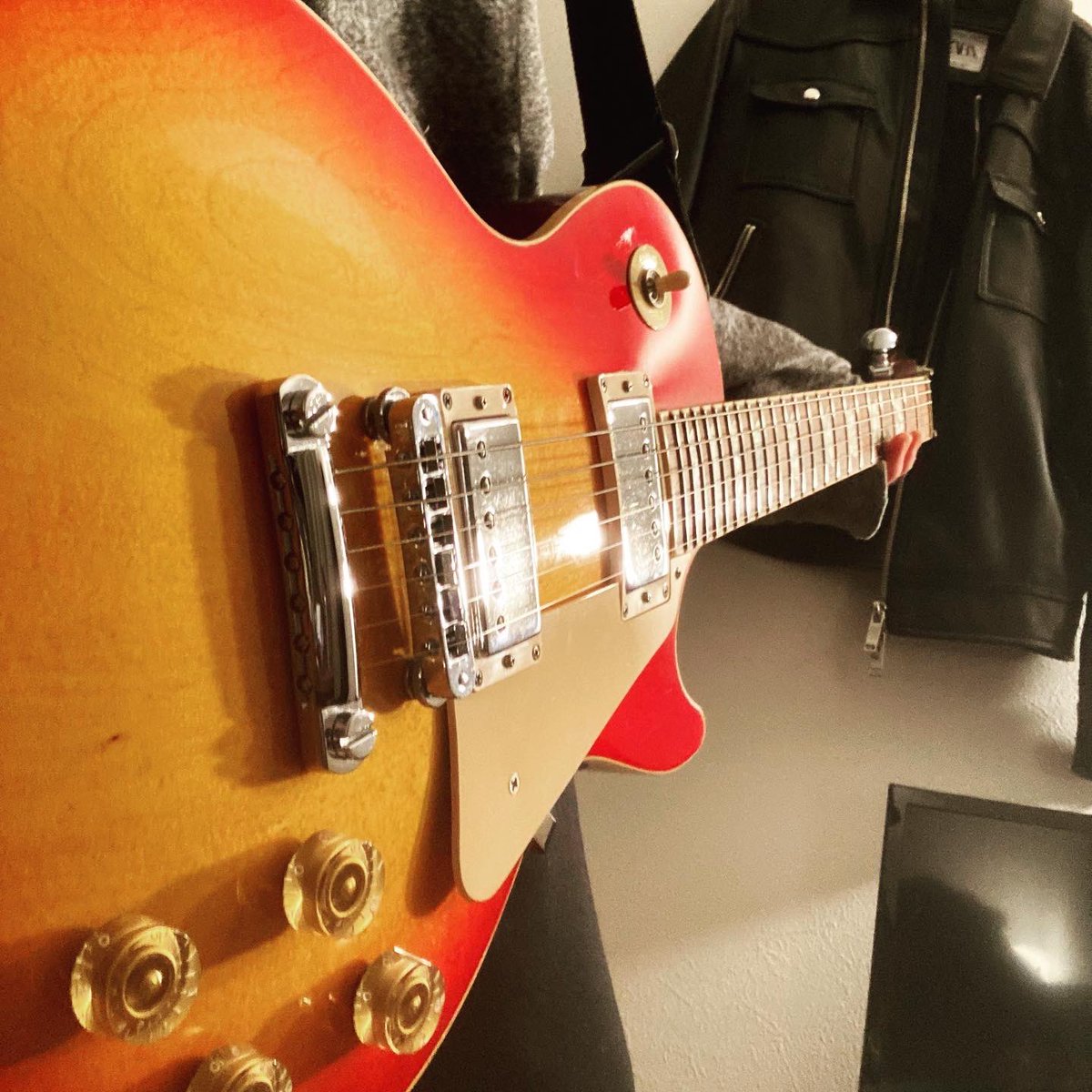 komune_'s tweet photo. my new gear...
Gibson lespaul standard '98 heritage cherry sunburst

今までepiphoneのギター使ってたけどノリで試奏したらもう戻れない

自分より年上な、大卒の初任給くらいしたこのギターに見合うように練習しよう！！サイコー！ https://t.co/EVvtZi8f7P
