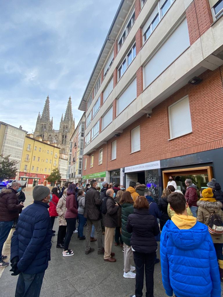 socibur's tweet photo. 🔸Hoy se iniciaba la venta d entradas en el Centro d Recepción d Peregrinos en c/Asuncion d Nuestra Señora a las 9h
🔹Gran cantidad d personas hacían cola para retirarlas, algunas desde las 8 h
🔸La LAMENTABLE sorpresa q se han llevado con la colocación d este "cartel"
➕RESPETO https://t.co/xS5SGGlaSy