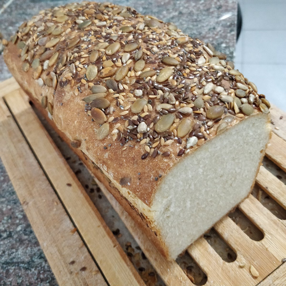 elbaranda's tweet photo. Disfrutando en el desayuno de este día de Nochebuena con un pan de molde, según receta del maestro Hamelman decorado con un mix de semillas 😉👌🍞
#yopanarra #pandemolde #pancasero #pandeverdad #pan #bread #slicebread https://t.co/dORZQQz78o