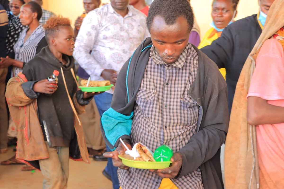 HonJohnMuchiri's tweet photo. Yesterday, I shared early Christmas with residents of Kathita, Shauri, Grogon and Embu town street families through #ChapatiFestival at #EmbuStadium
I wish Manyatta and the entire Embu County residents Merry Christmas and a prosperous #NewYear2022.
#HustlerNation https://t.co/Uc5Qk2Lbzq