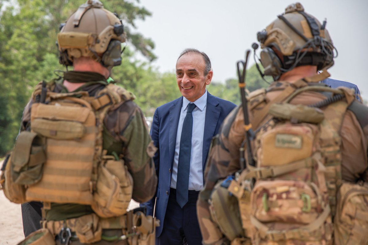 OuchikhKarim's tweet photo. Le ministère des Armées reproche à #Zemmour de ne pas avoir observé un "devoir de discrétion" à #Abidjan !
#Macron regrette visiblement de ne pas avoir passé #Noël auprès de nos soldats, à l’exemple de son compétiteur.
Il doit assumer sa dérobade sans sanctionner nos militaires. https://t.co/4q4dOXtkFg