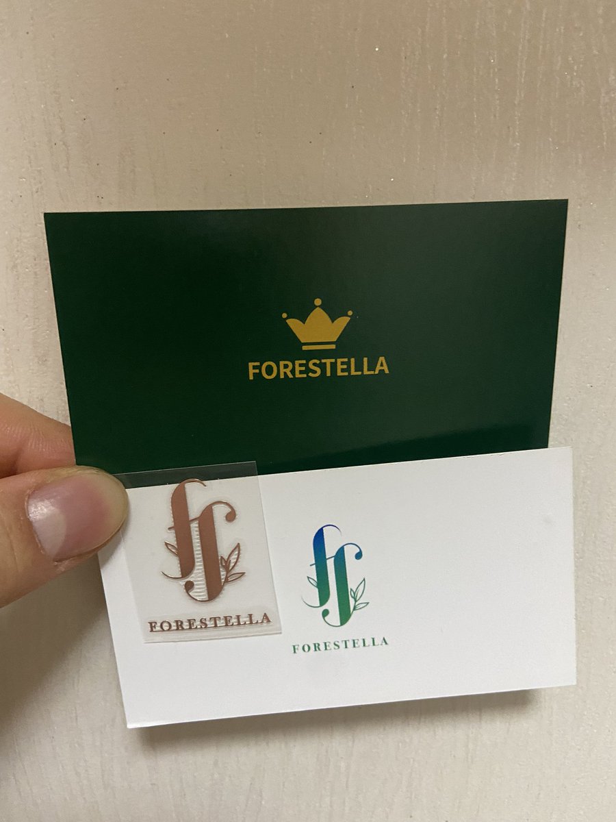 h___geul_fore's tweet photo. 숲별님들아 제가 포레 로고로 전차스 제작했는데 밍콘이나 대구콘에서 받아주실 분 계실까요...? 
배경지는 그냥 명함사이즈로 어떻게어떻게 하긴 했는데..  전차스 색상은 로즈골드.. 
아무도 없으면 혼자 가질게요...😅😅 https://t.co/zmKy9QyDcv