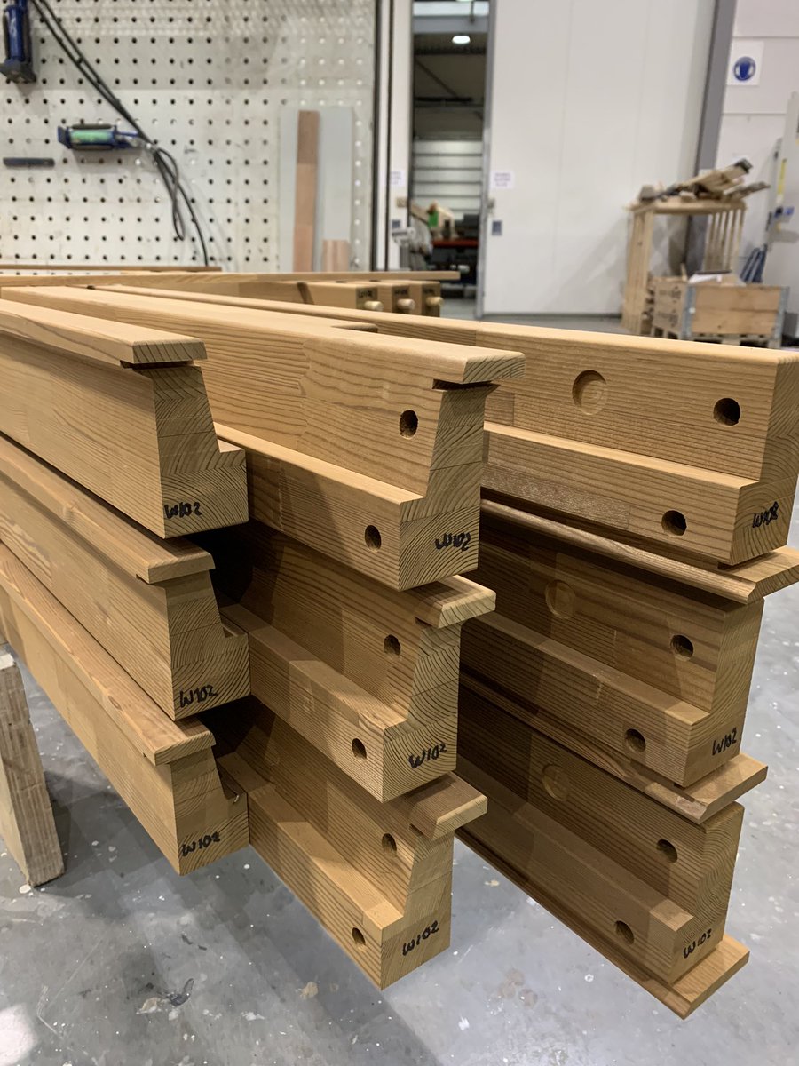 BienseDijkstra's tweet photo. De laatste loodjes in de werkplaats. Project “Stortemelk” Vlieland Grenenhout met betere eigenschappen dan tropisch hardhout
•Ongekend hoge isolatiewaarden
•Pas na 12,5-15 jaar overschilderen
•Minimaal onderhoud
•100% recyclebaar
•Geen chemische toevoegingen. https://t.co/EfEDz8OfIw