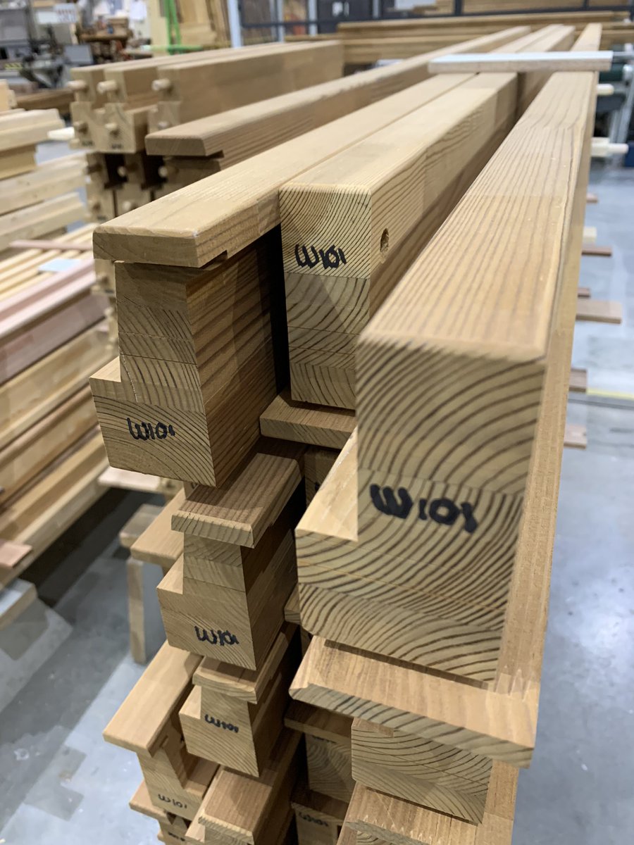De laatste loodjes in de werkplaats. Project “Stortemelk” Vlieland Grenenhout met betere eigenschappen dan tropisch hardhout
•Ongekend hoge isolatiewaarden
•Pas na 12,5-15 jaar overschilderen
•Minimaal onderhoud
•100% recyclebaar
•Geen chemische toevoegingen.