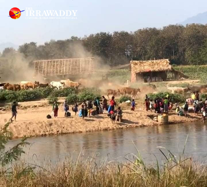 IrrawaddyNews's tweet photo. Clashes continued Friday in #LayKayKaw near the Thai border in Karen State's #Myawaddy Tsp. Seven junta shells struck a village in Thailand's Mae Sot. More people are seeking refuge in Thailand following junta airstrikes Thursday night, Karen media said. 

#WhatHappeningInMyanmar https://t.co/kbdzNZcaEr